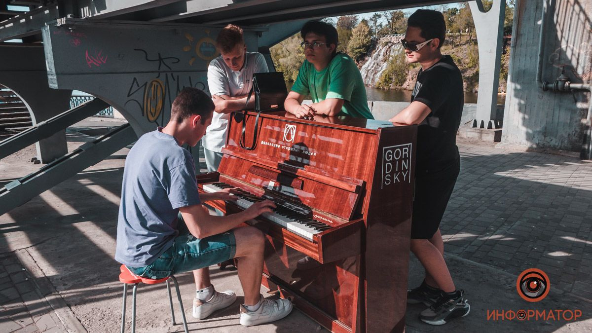 В Днепре на Сичеславской Набережной поставили пианино