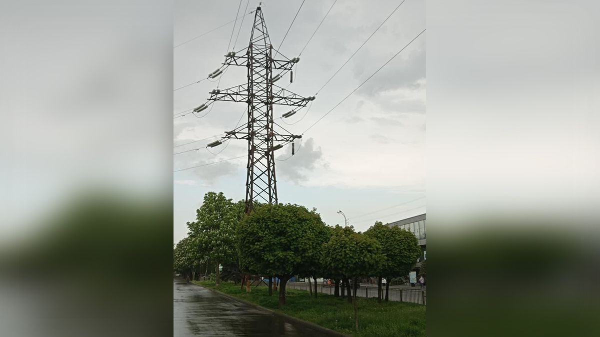 В Днепре на проспекте Поля на женщину упали осколки с проводов и поранили голову