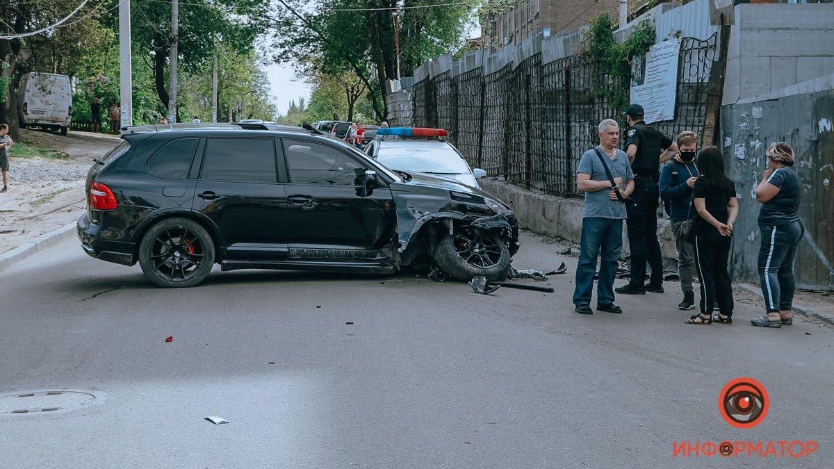 В Днепре возле "Славянки" Porsche Cayenne сбил двоих человек: подробности от полиции