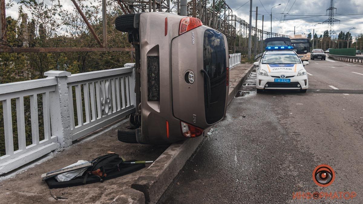 В Днепре на Набережной Заводской Hyundai перевернулся и влетел в ограждение