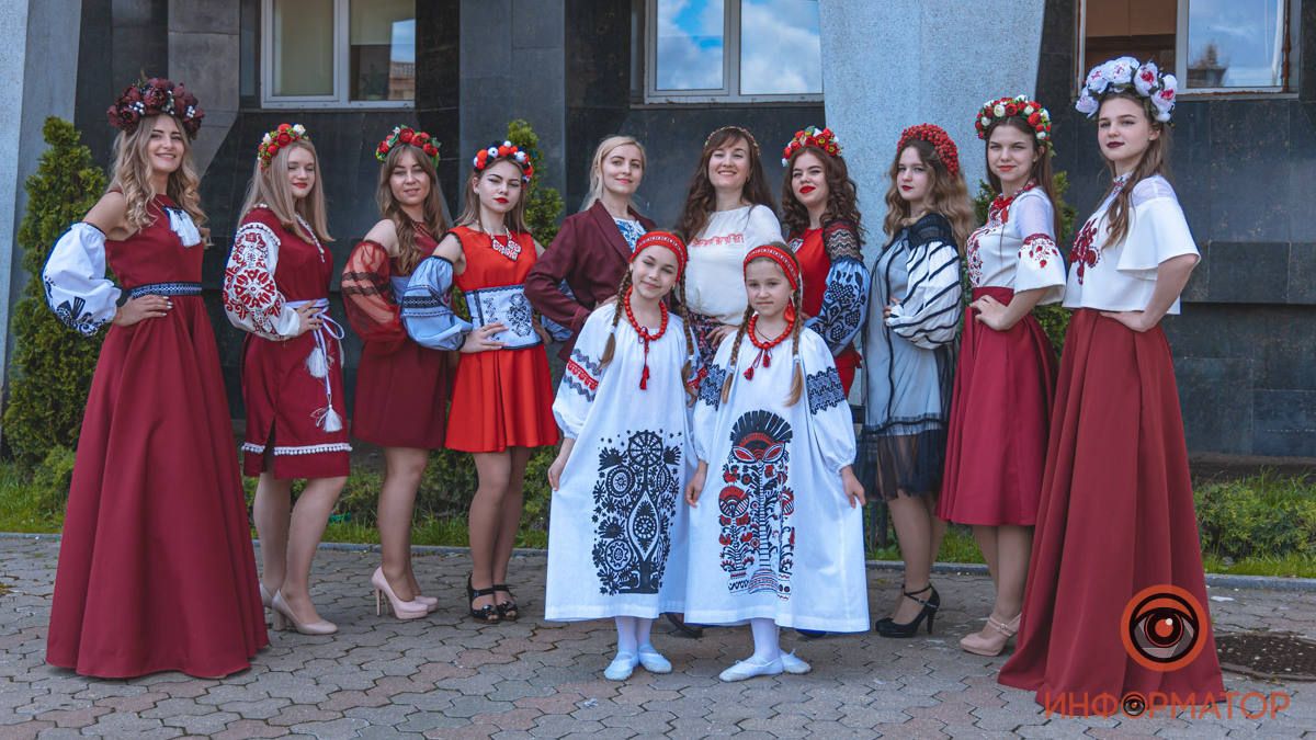 Модный показ в национальных нарядах и песни под бандуру: как в Днепре празднуют День вышиванки