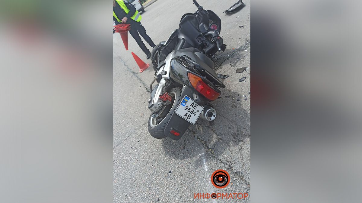 В Днепре на Запорожском шоссе мотоциклист врезался в Toyota: мужчину забрала скорая