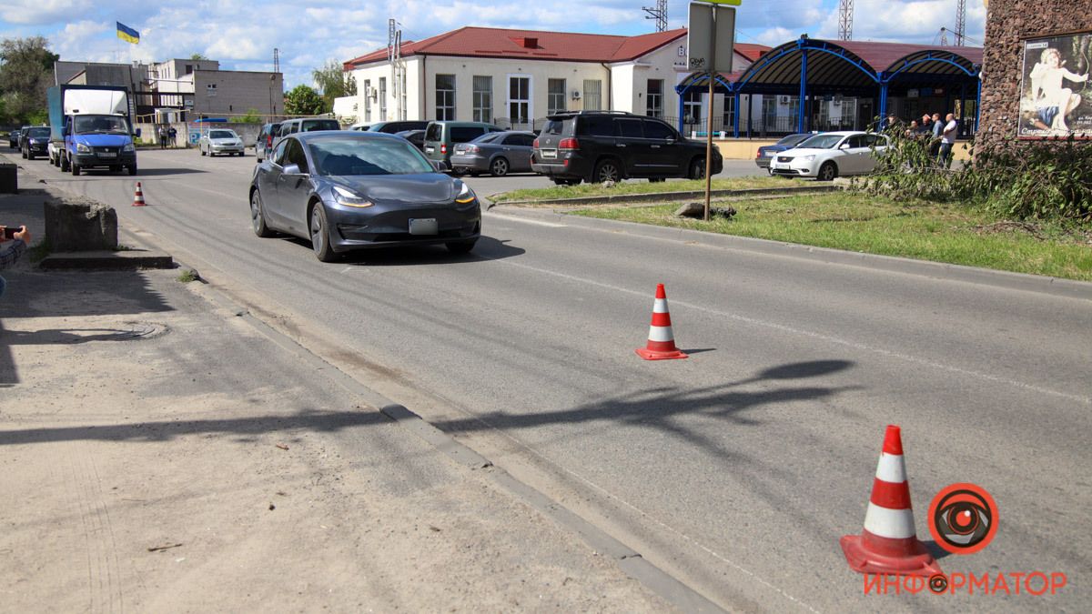 В Днепре на Каруны водитель Tesla сбил мужчину: движение затруднено