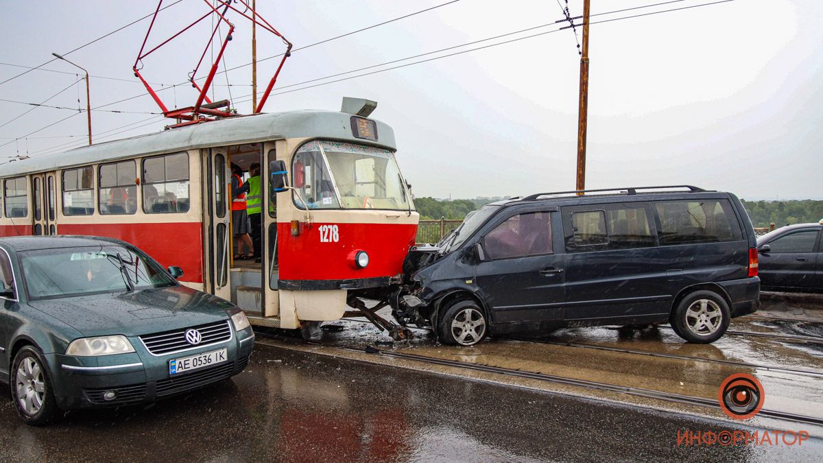 В Днепре на Амурском мосту лоб в лоб столкнулись Mercedes и трамвай №6: пострадали двое человек