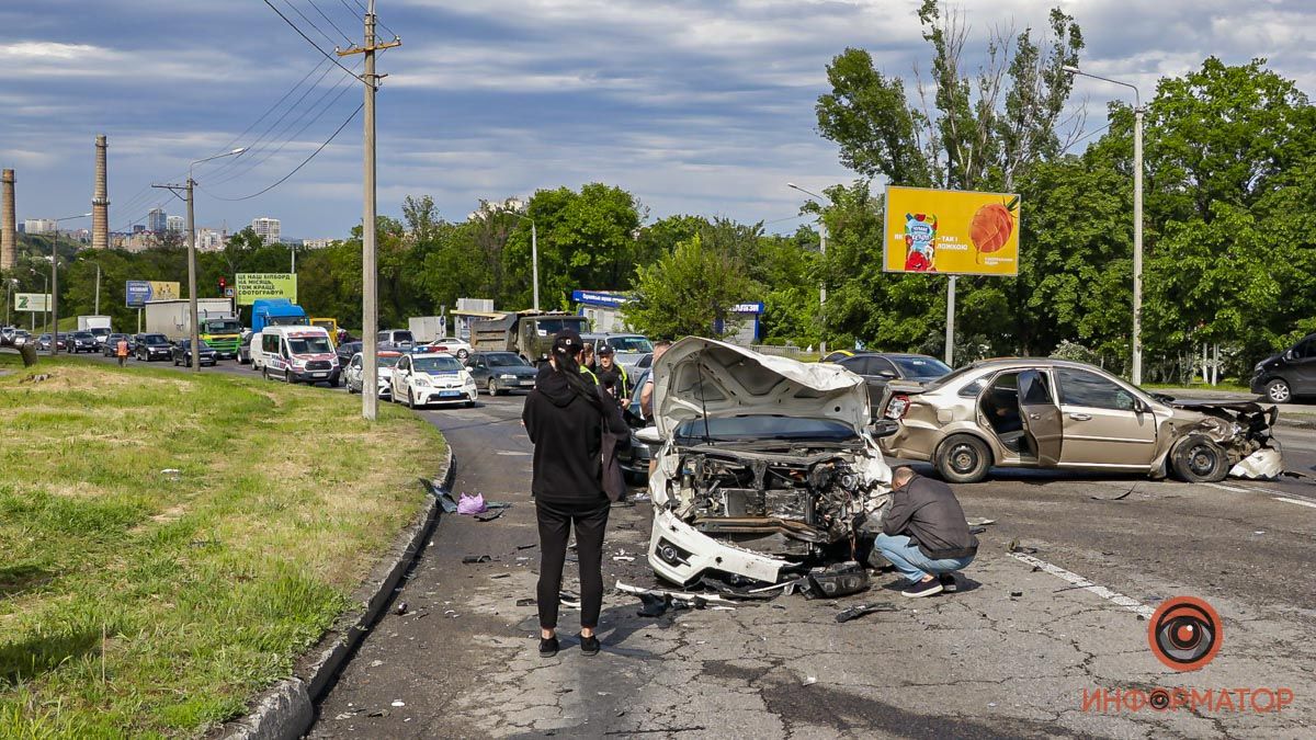 В Днепре на Космической столкнулись 4 авто: пострадали мужчина и ребенок