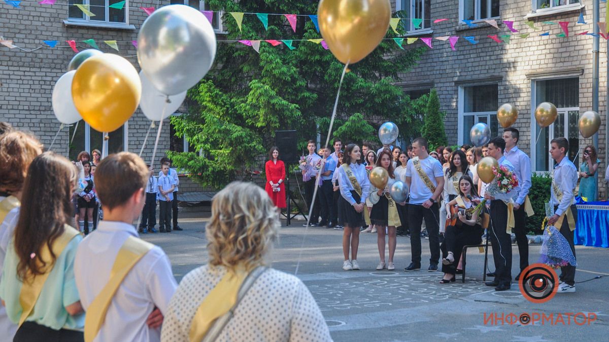 Минимум учеников, дистанция и оградительные ленты: как в школах Днепра проходят последние звонки