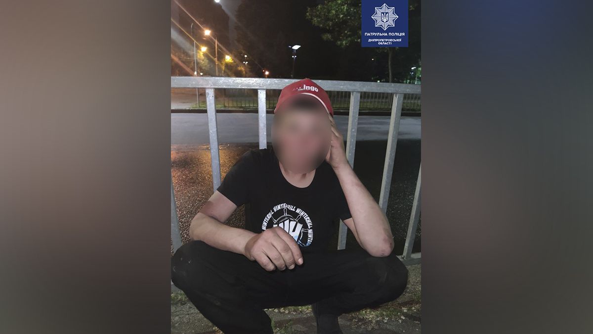 В Днепре на Старокозацкой мужчина пытался украсть заблокированный электросамокат