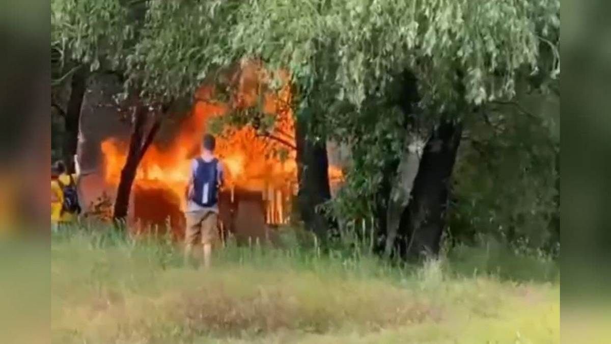 В Днепре на косе по Набережной Победы сгорела беседка