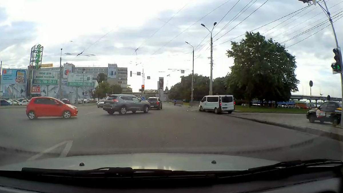 В Днепре возле цирка Renault снес забор и уехал: видео момента с другого ракурса