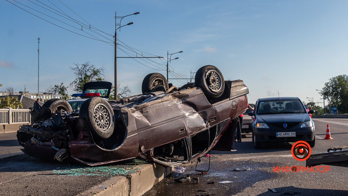 В Днепре на Слобожанском проспекте Opel врезался в разделитель и перевернулся: пострадал водитель