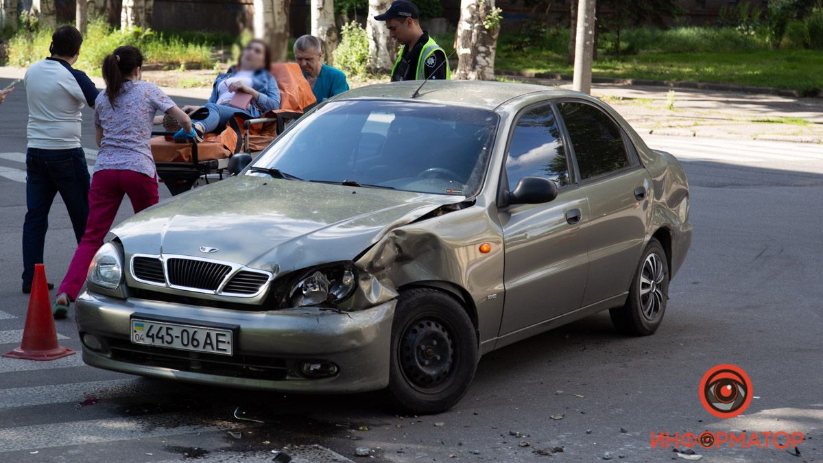 В Днепре на перекрестке Ярослава Мудрого и Половицкой столкнулись Lanos и Skoda: есть пострадавшие