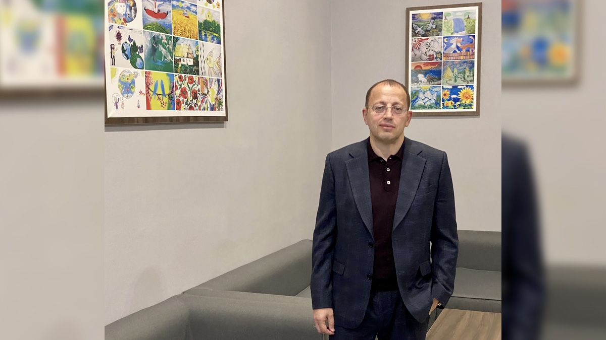 Геннадий Гуфман рассказал о том, почему в кабинетах должны висеть детские рисунки