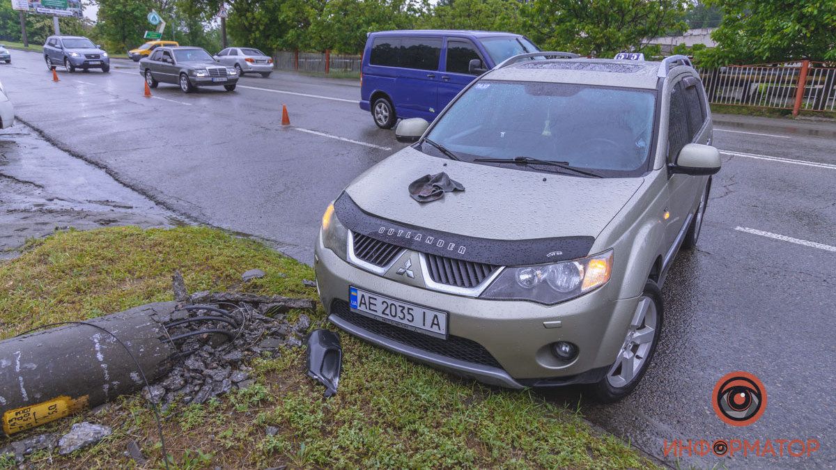 На Космической Mitsubishi влетел в столб: пострадал водитель