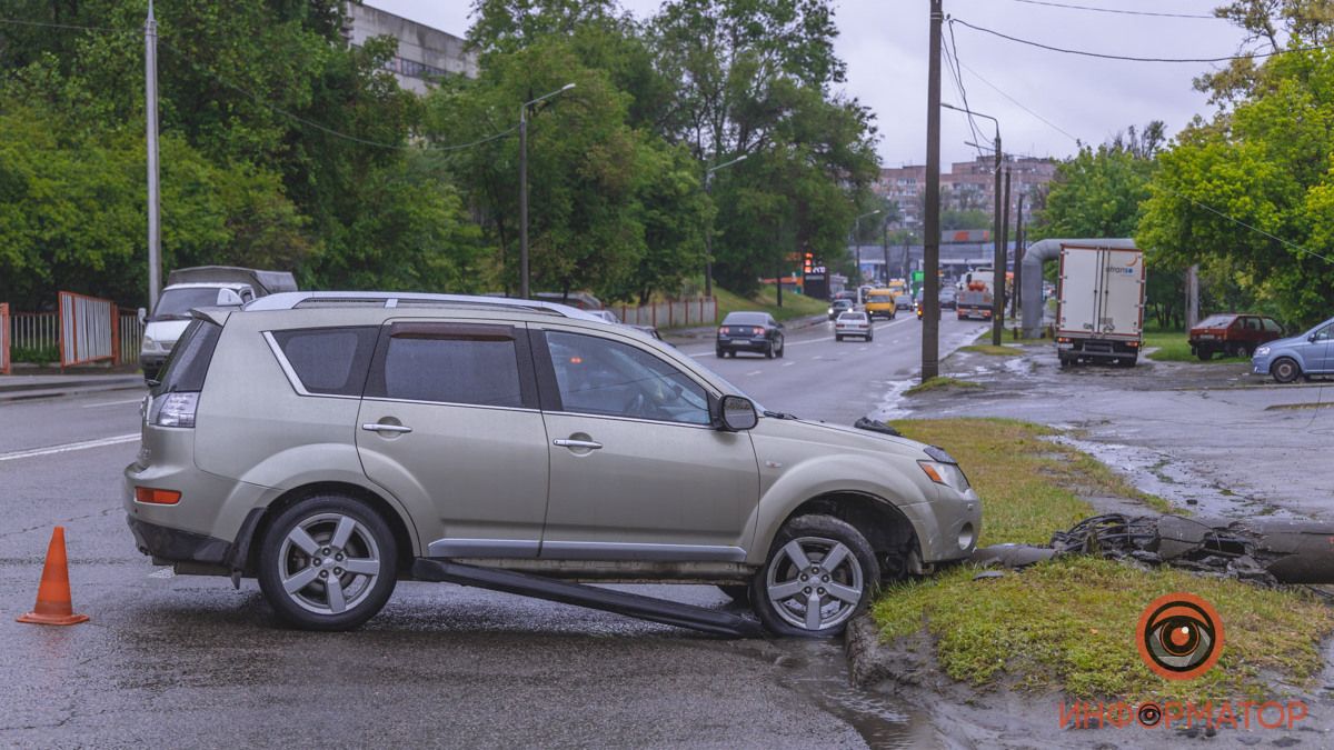 На Космической Mitsubishi влетел в столб: видео момента