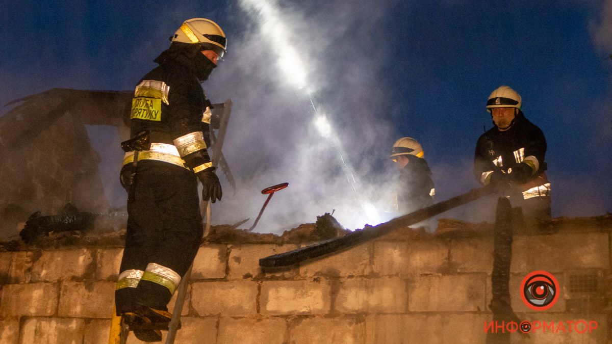 В Днепре на Вишневой сгорел сарай: двор окутало плотным дымом