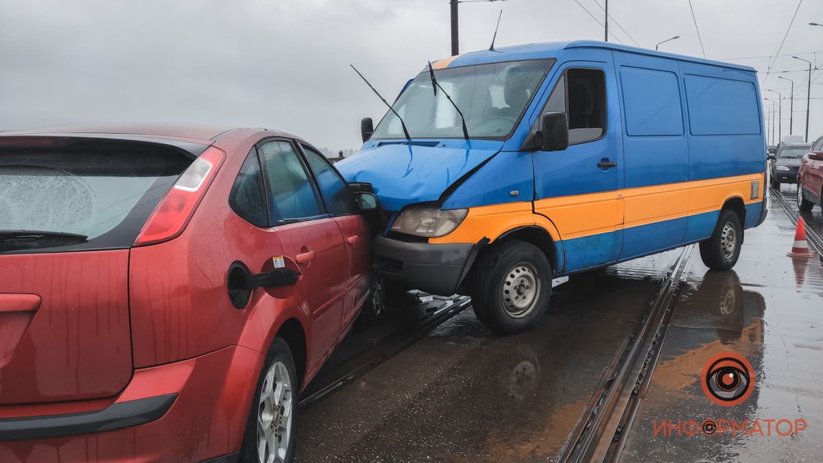 В Днепре на Амурском мосту столкнулись Ford, Mitsubishi и Mercedes: пострадала девушка