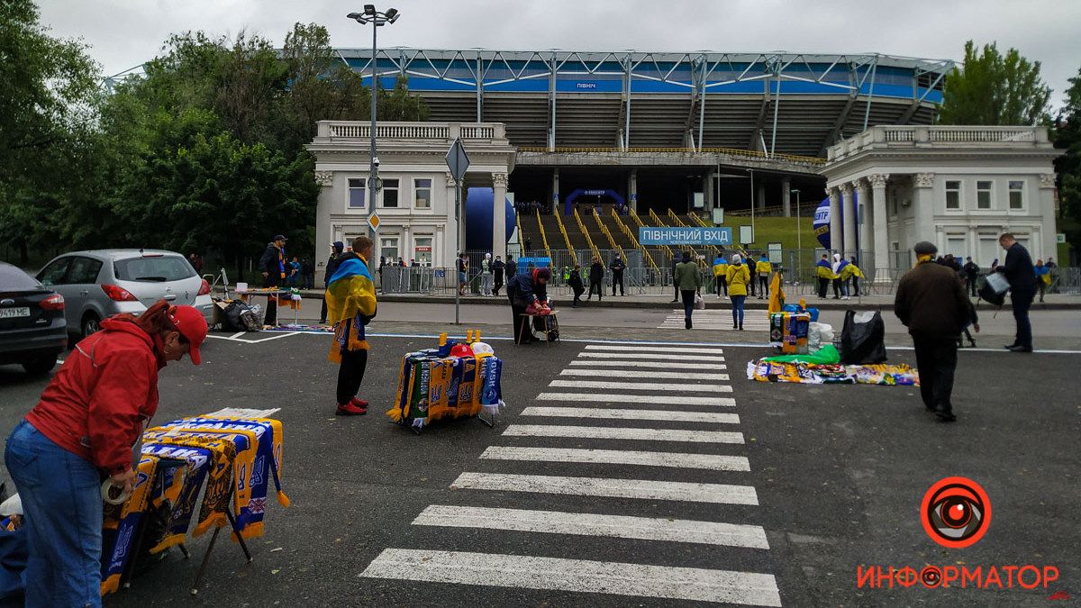 Наряды полиции и продавцы атрибутики: что происходит возле "Днепр-Арены"