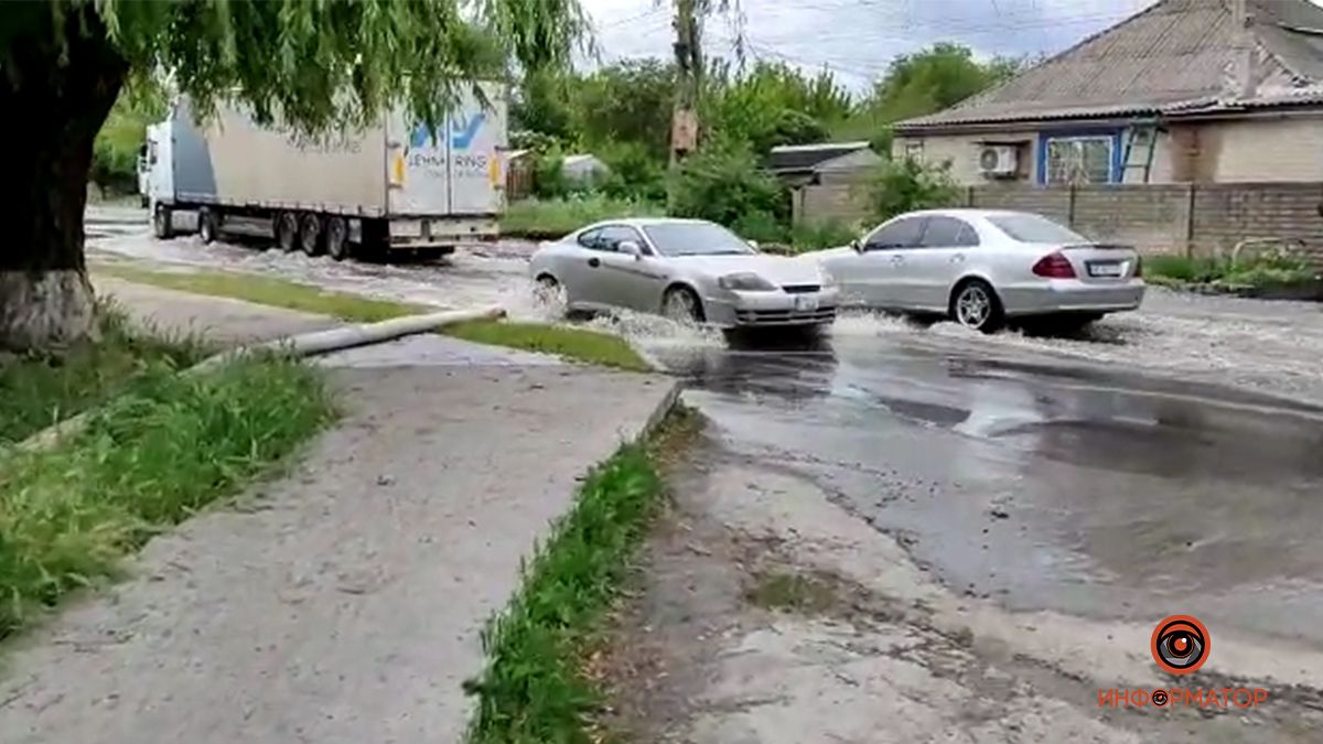 В Днепре сливали откачанную воду на проезжую часть: комментарий спасателей