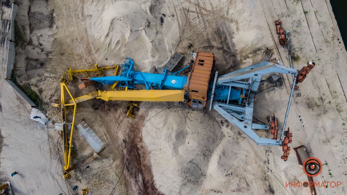 В Днепре возле Кайдакского моста упал кран