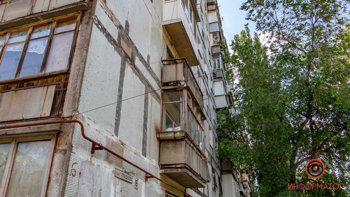 В Днепре на Гладкова 5-летняя девочка выпала из окна 6-го этажа