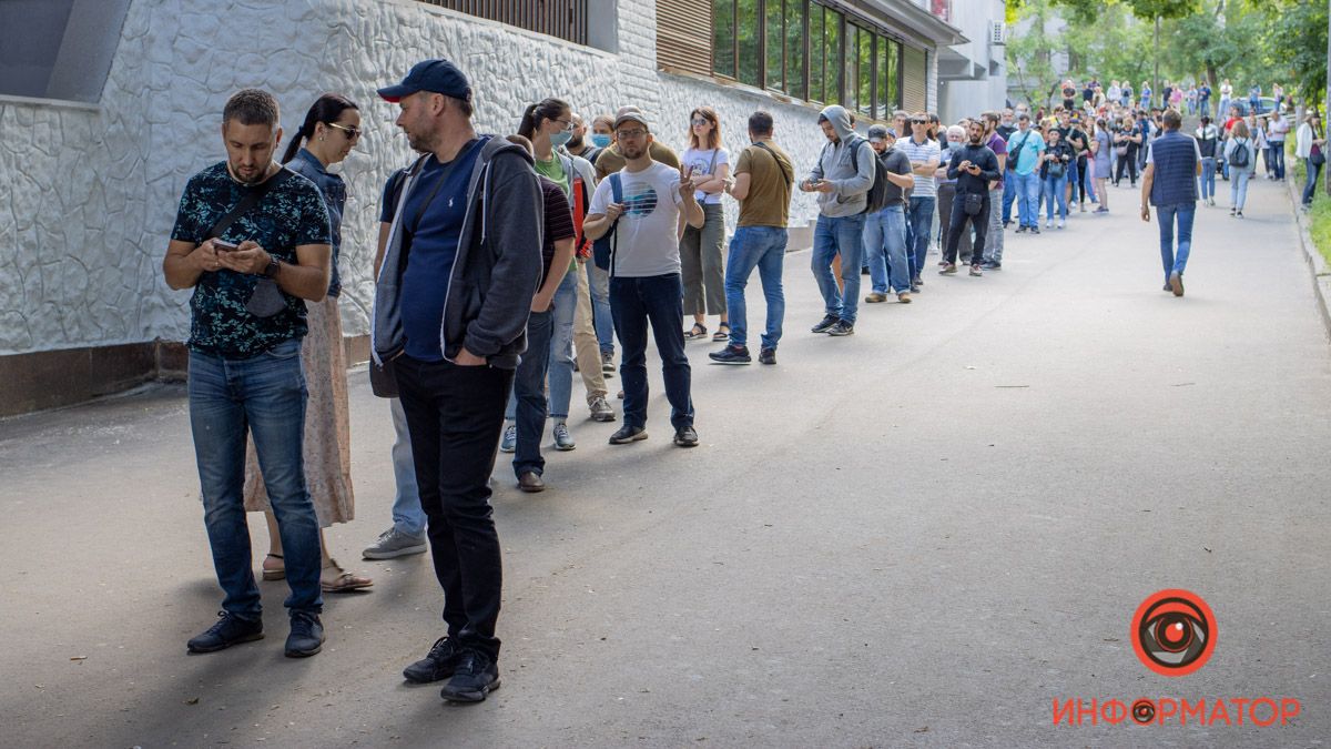В Днепре под Центром вакцинации образовались огромные очереди