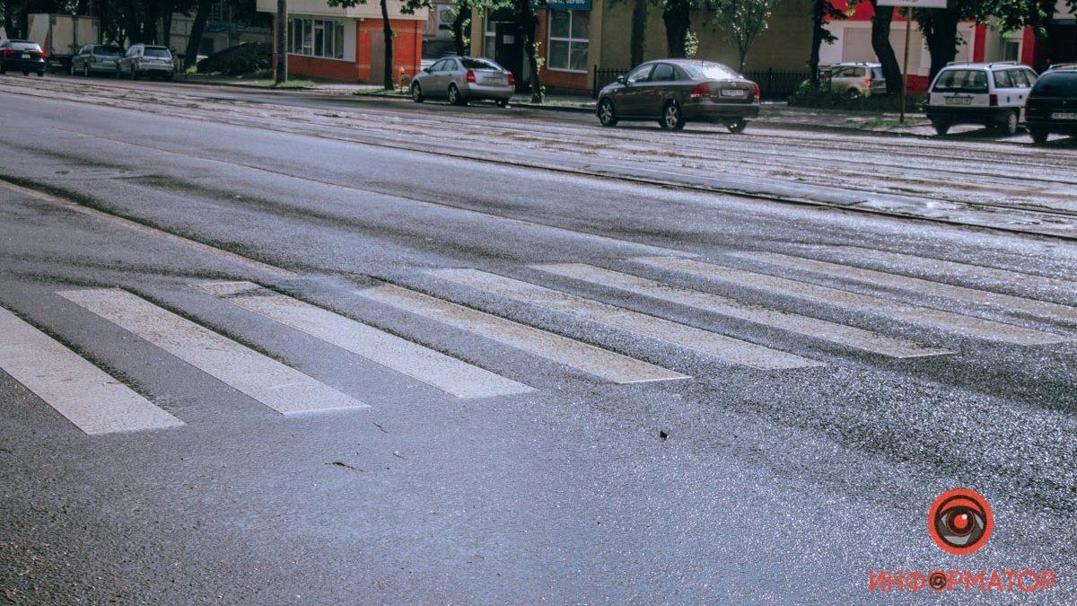 В Днепре на Богдана Хмельницкого BMW сбил двух девушек на переходе: поиск свидетелей