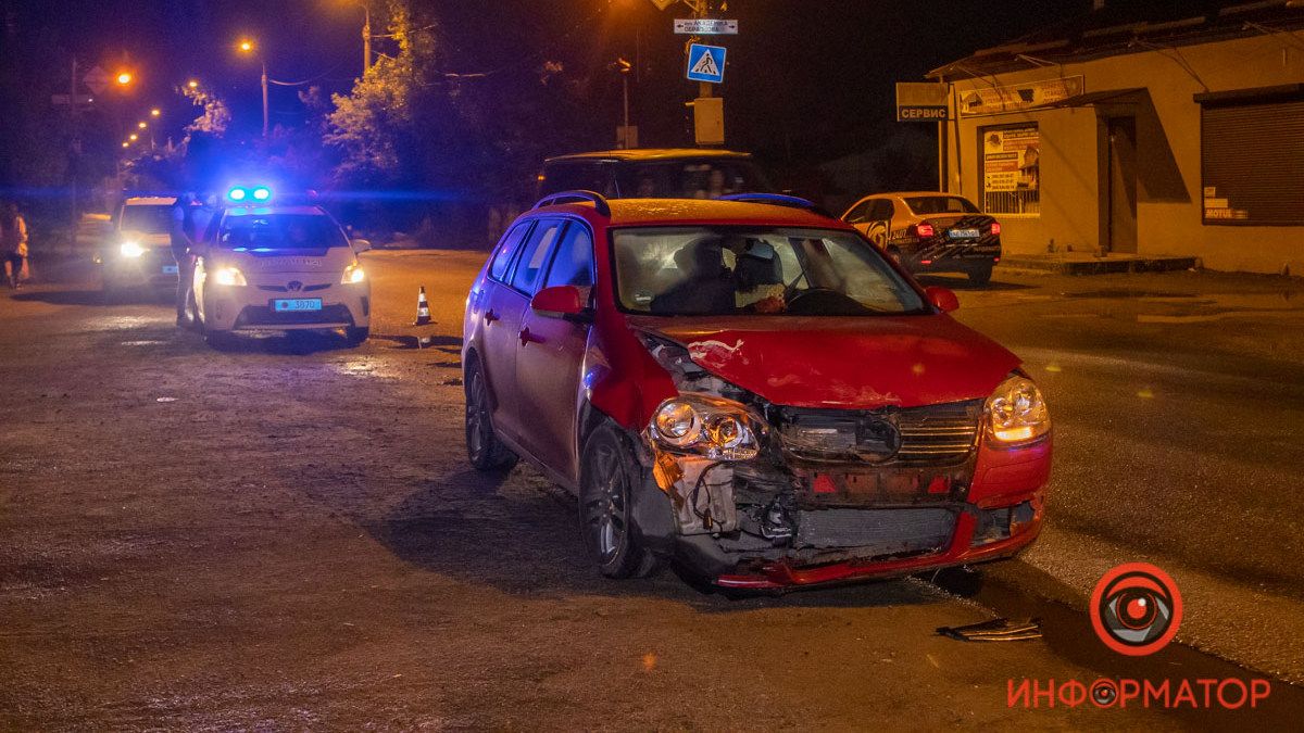В Днепре на Образцова столкнулись Ford и Volkswagen: видео момента