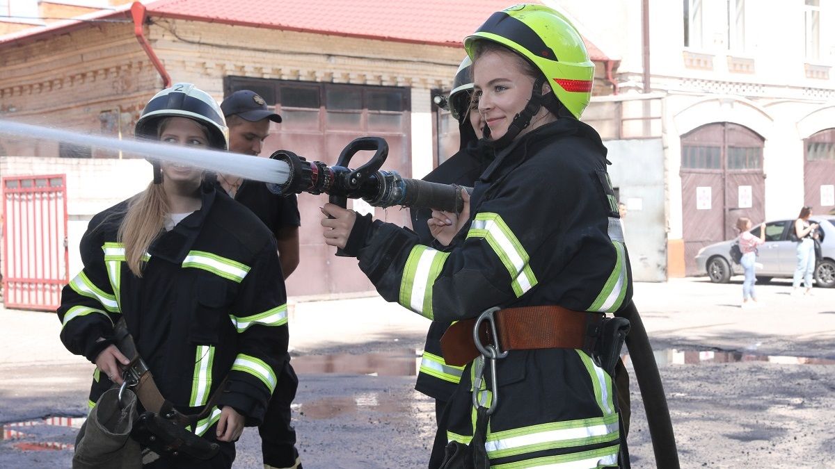 В Днепре дети катались на спасательной машине и учились тушить пожары