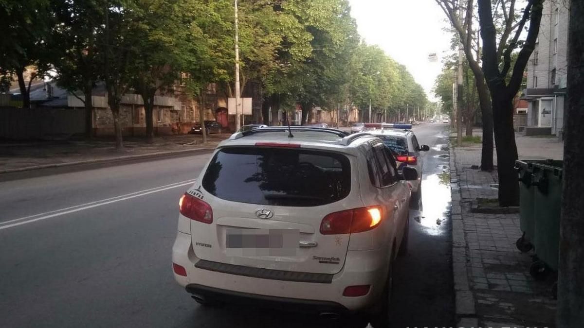 В Днепропетровской области мужчины избили парня, затолкали в машину и требовали 90 000 гривен