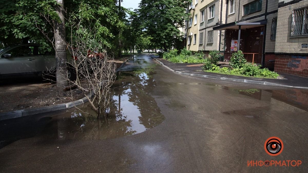 В Днепре на Набережной Победы женщина на велосипеде попала колесом в открытую ливневку