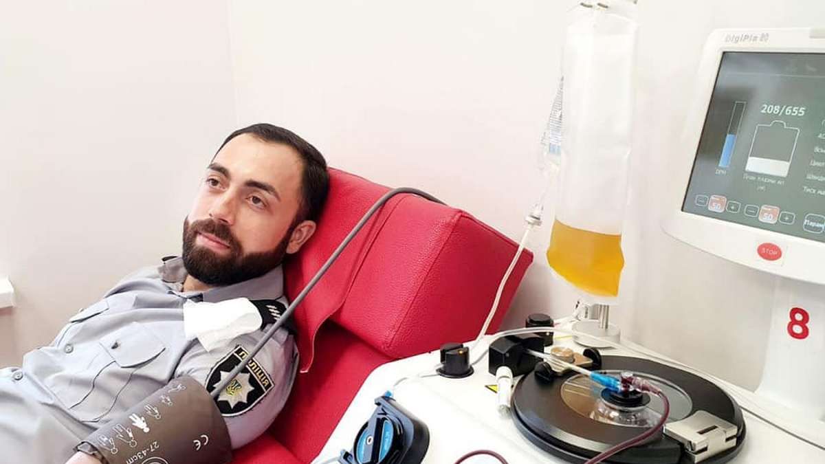 В Днепре полицейские пожертвовали кровь для онкобольной девочки