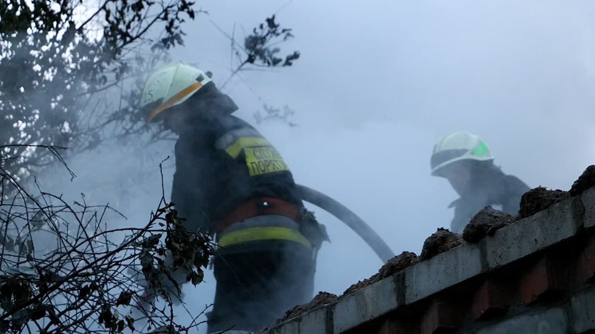 В Днепре на Довженко во дворе частного дома сгорел сарай