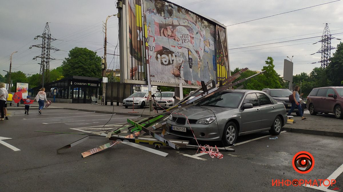 В Днепре возле ТЦ «Славутич» на Subaru упал билборд: видео момента