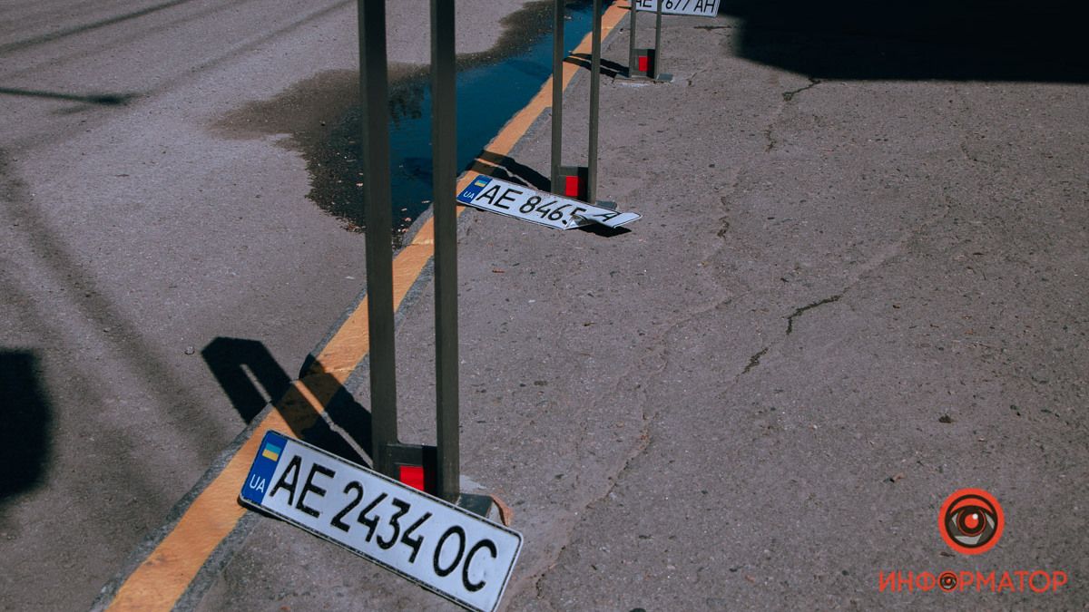 В Днепре на Князя Владимира Великого появилась "выставка" потерянных номеров