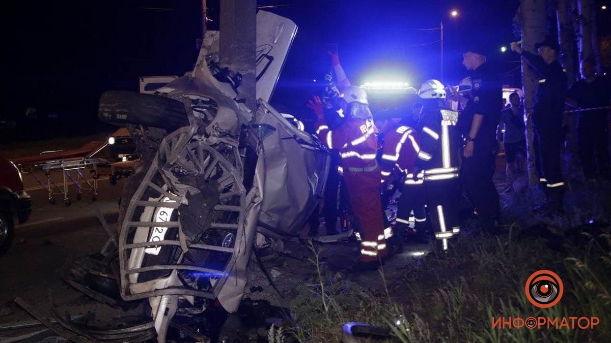 В Днепре на Набережной Победы Subaru перевернулся и врезался в столб: четверо пострадавших