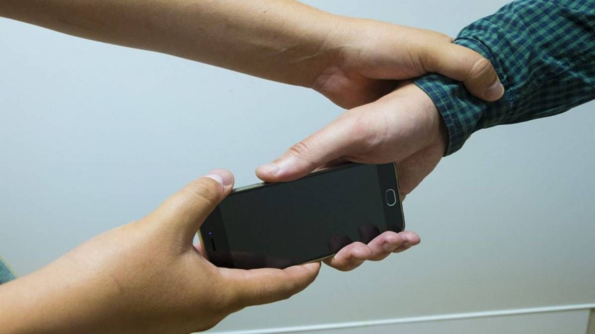 Отобрали телефон и затолкали в машину: в Каменском мужчины ограбили 14-летнего парня