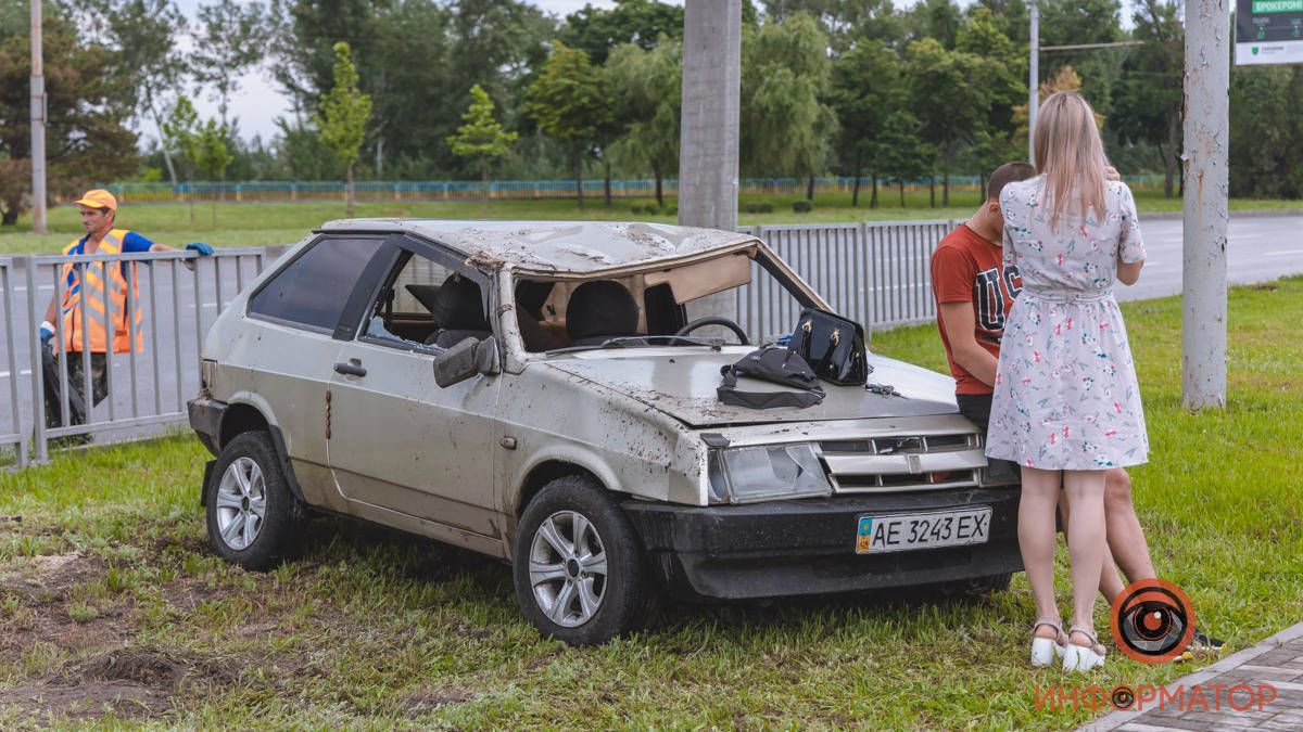 В Днепре возле Ледовой арены перевернулся ВАЗ: видео момента