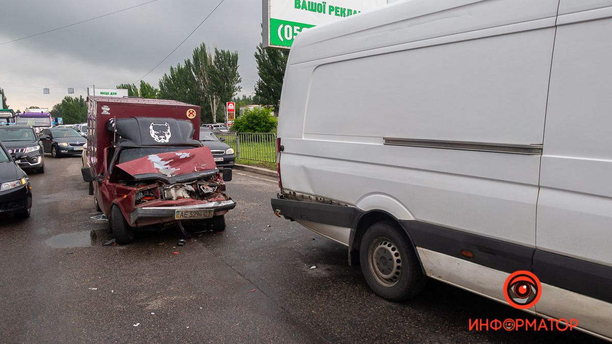 В Днепре возле "Каравана" у ИЖ отказали тормоза и он врезался в микроавтобус: видео момента