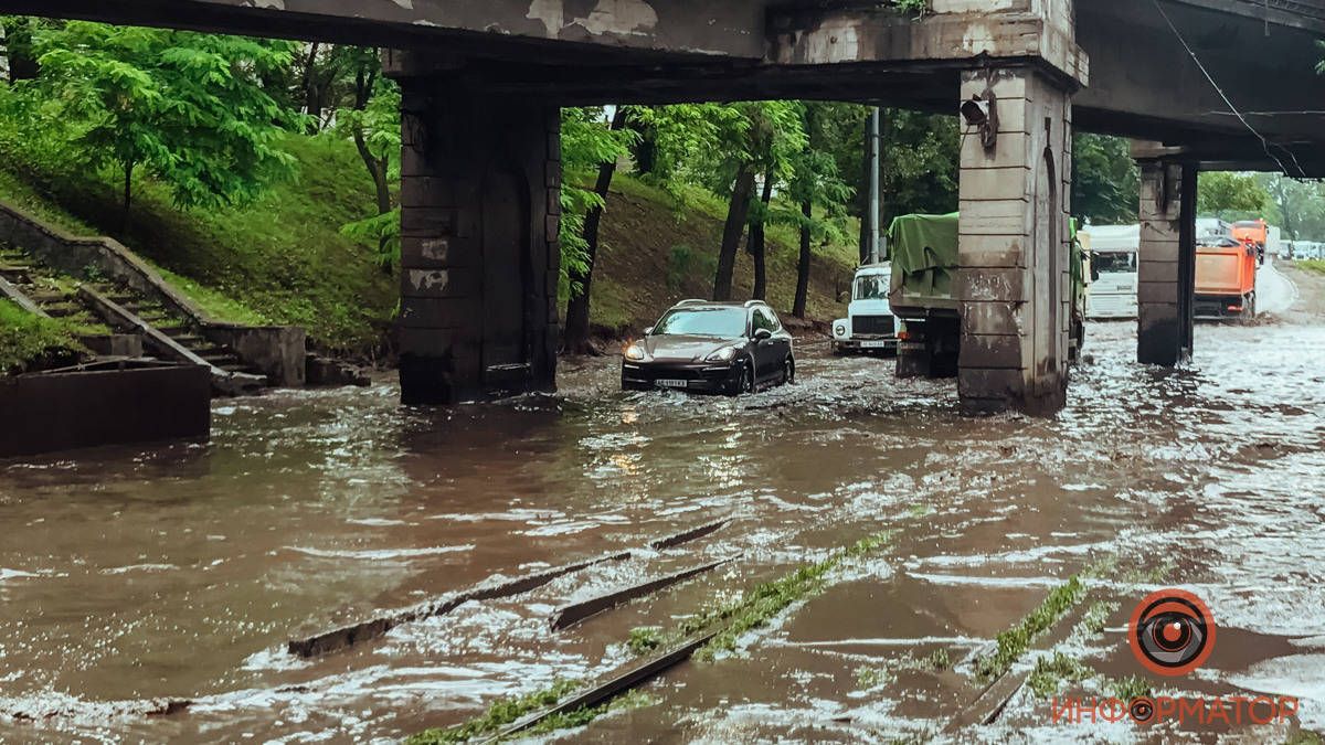 Большая пробка и машины в воде: в Днепре возле ДЗМО растеклась огромная лужа