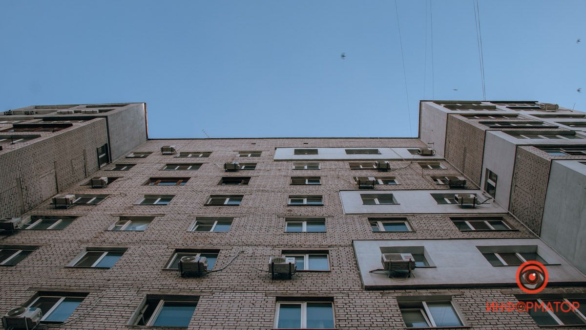 В Днепре на Пограничной пьяный мужчина выпал из окна третьего этажа: пострадавший погиб
