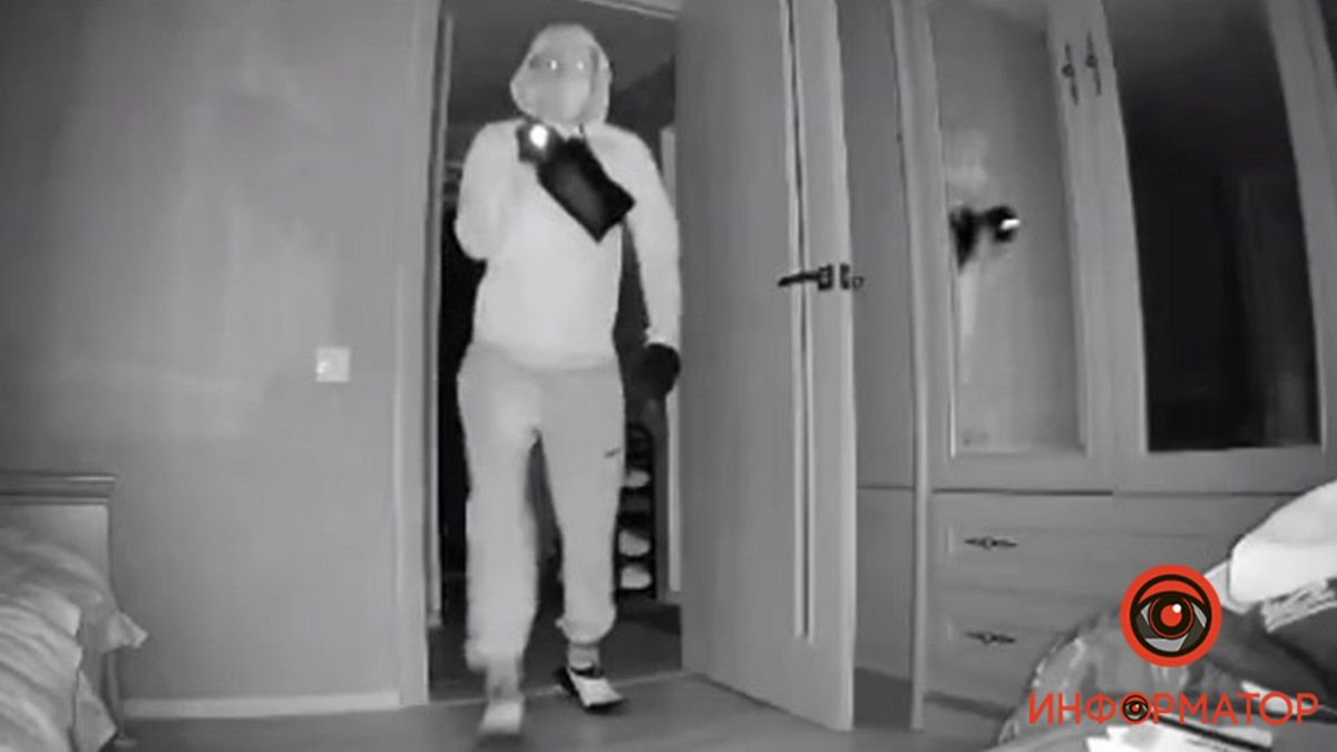 В Днепре на Софьи Ковалевской ограбили квартиру: видео момента