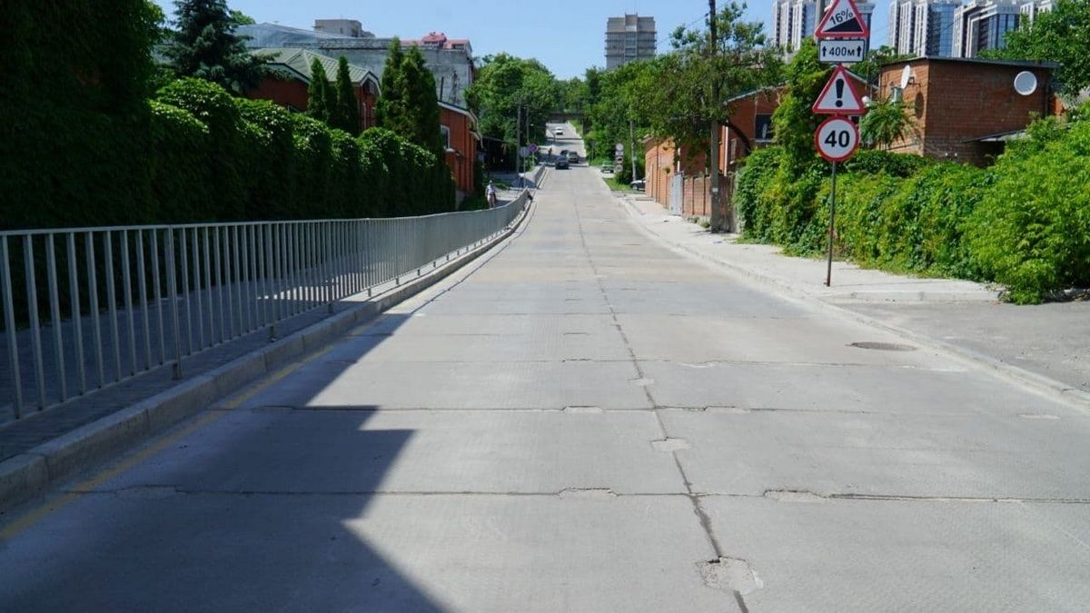 В Днепре из-за фур пришлось ремонтировать Крестьянский спуск
