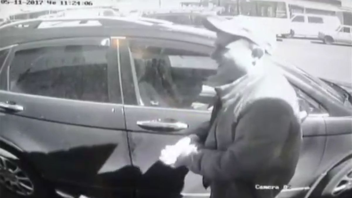 В Днепре разыскивают вора, который на Березинском рынке разбил стекло в машине: видео момента кражи