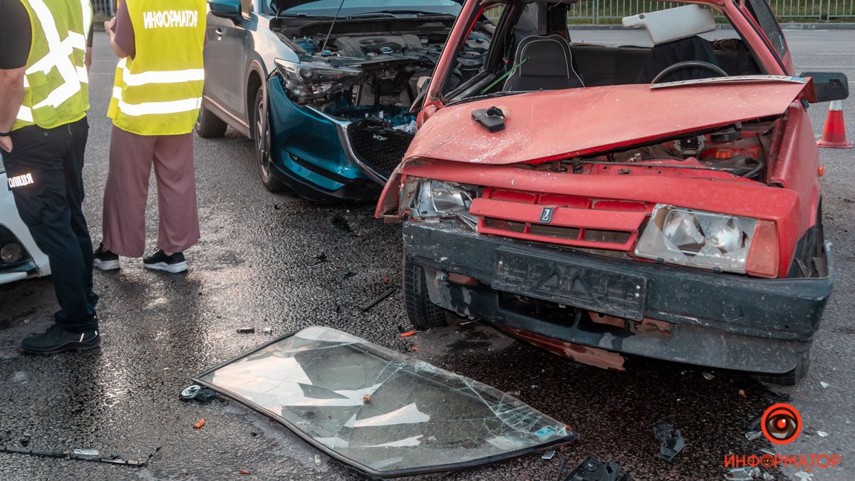 В Днепре на Метростроевской столкнулись ВАЗ и Mazda