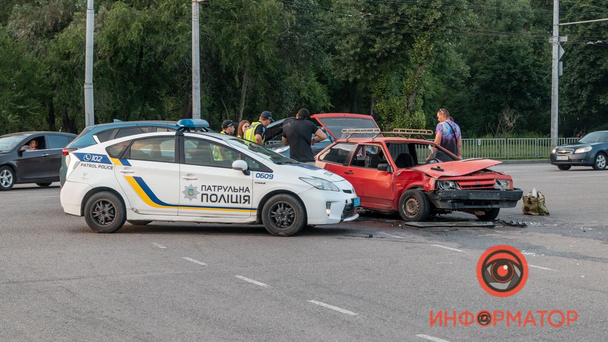 В Днепре на Набережной Заводской столкнулись ВАЗ и Mazda: видео момента ДТП