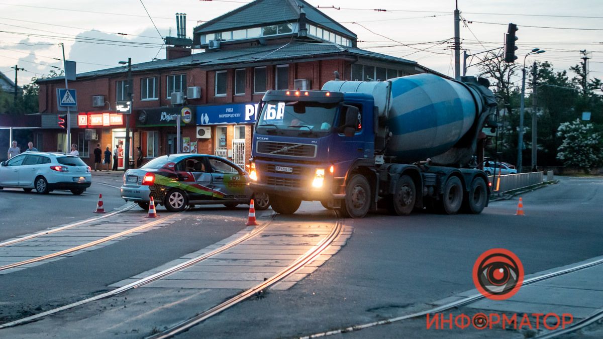 В Днепре на Рабочей столкнулись такси Hyundai и бетономешалка: видео аварии