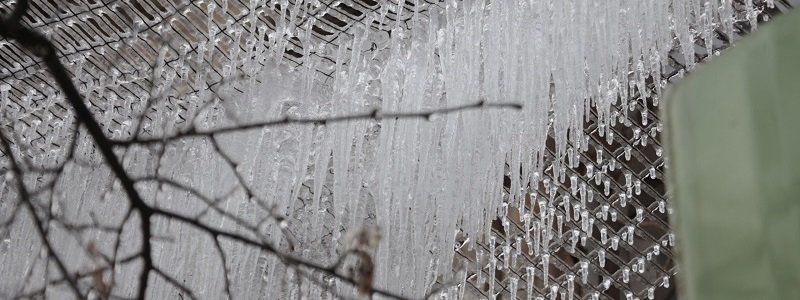 Будь внимательнее: Днепр атакуют опасные сосульки (ФОТО)