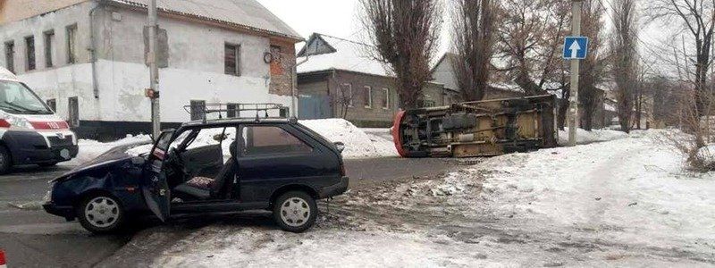 В Днепре в ДТП попал и перевернулся Mercedes Sprinter "Ласунки" (ФОТО)