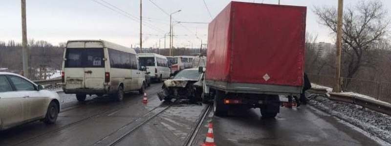 Серьезное ДТП на Амурском мосту: образовалась пробка, стоят трамваи (ФОТО, ВИДЕО)