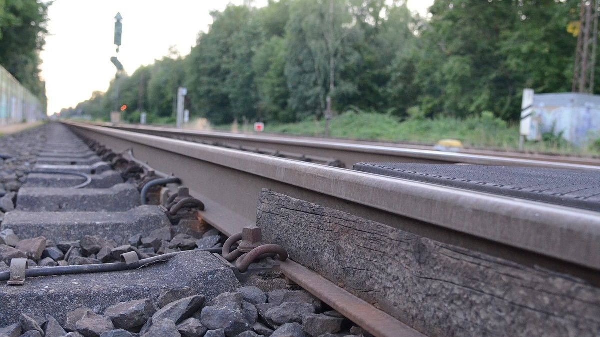 Хулиганы забросали камнями электровоз и попали машинисту в глаз